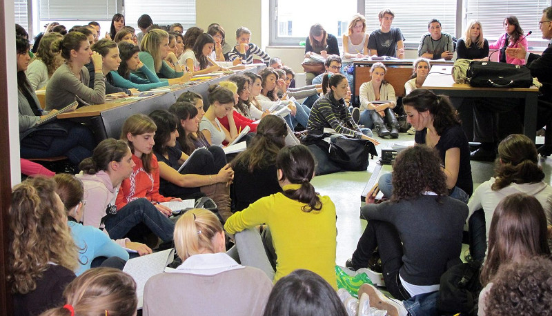 Troppi studenti, l’aula scoppia: prof universitario sospende il corso