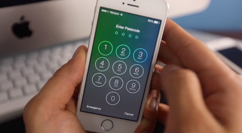 Gioca con l’iPhone della mamma: bloccato per 47 anni