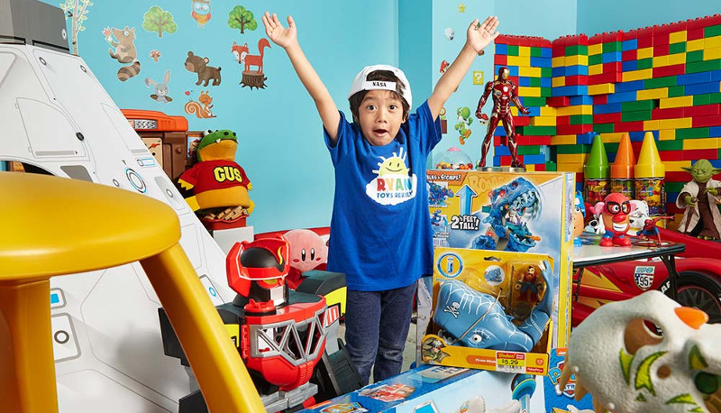 Lo youtuber più pagato al mondo? Ha 7 anni e guadagna milioni… giocando