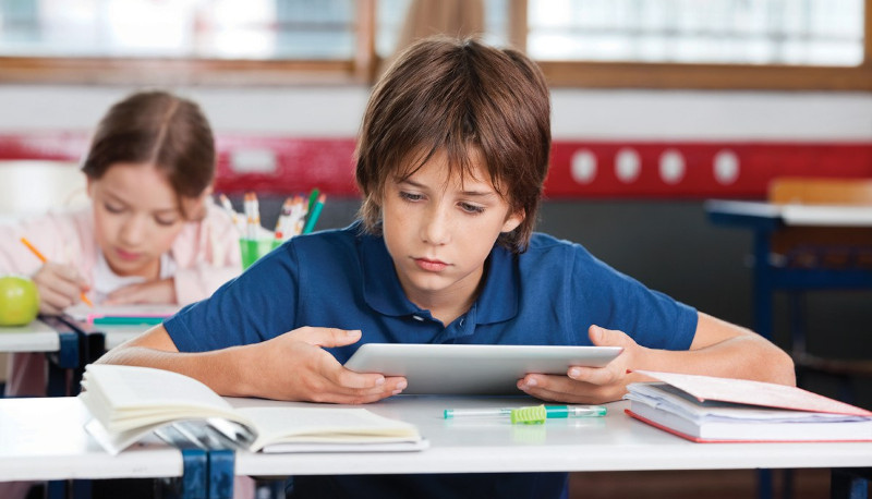 Tablet e smartphone fanno andare male in matematica: lo dice uno studio scientifico