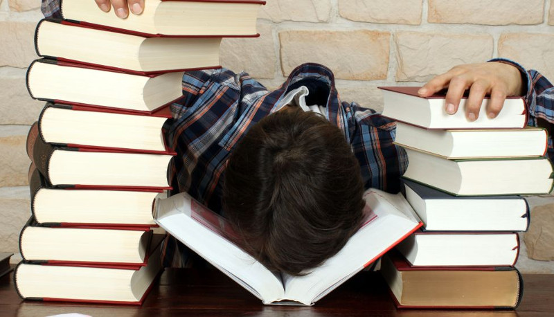 Universitari "incatenati" alla laurea: più di 1 su 3 mente per non deludere i genitori