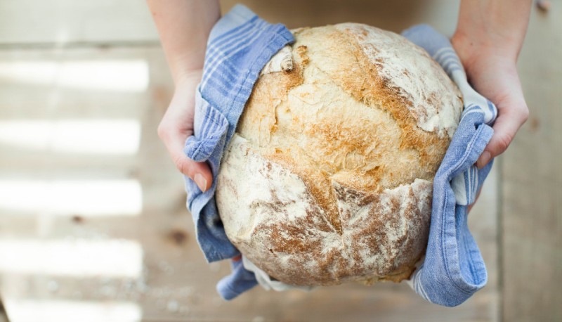 Coronavirus, la farina è tra i prodotti più venduti: ecco come fare il pane in casa