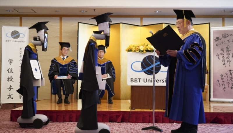 Un robot si "laurea" al posto degli studenti: cerimonia con Avatar