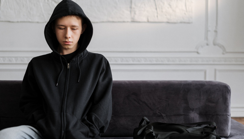 Si lancia nel vuoto a 11 anni: l’ombra della challenge mortale dietro il gesto