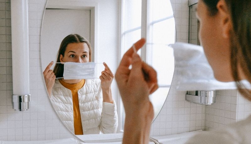 Maskne, è allarme per l’acne da mascherina: come evitarla e come combatterla