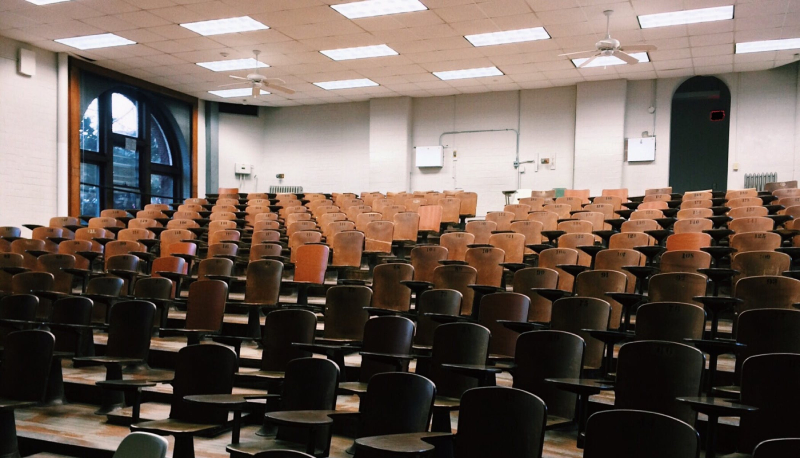 Università, esami in presenza da settembre e lezioni in aula per le matricole: parla Manfredi