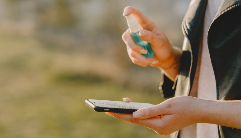 Coronavirus: i migliori strumenti per igienizzare lo smartphone