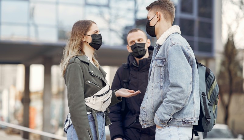 Coronavirus: come si trasmette a casa, al bar o a scuola