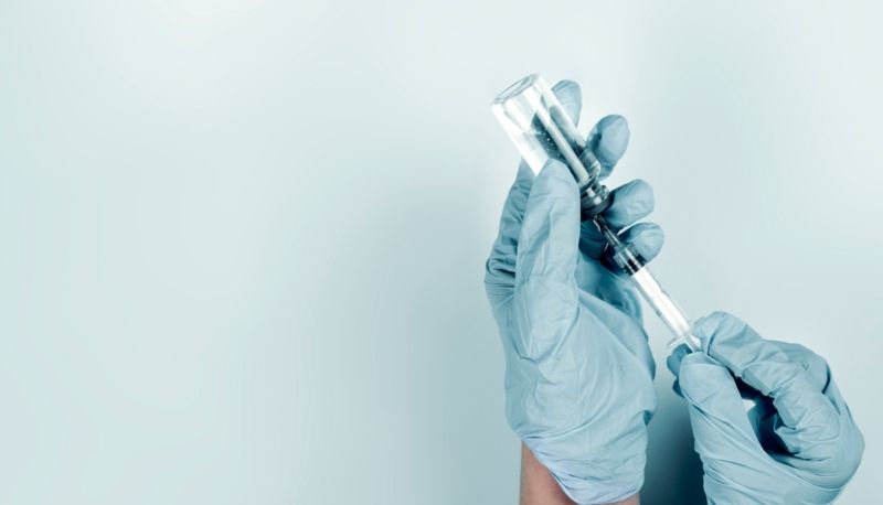 AstraZeneca sotto esame del Cts dopo caso di 18enne con trombosi