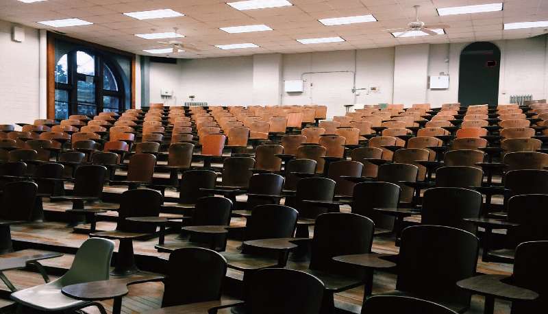 Bari, il caso della facoltà di Medicina: studenti tutti vaccinati ma lezioni solo a distanza