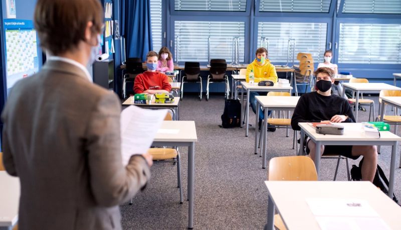 Scuola, un mese dopo: la Dad non si vede (quasi) più, ma tanti insegnanti ancora assenti. Anche causa Green Pass