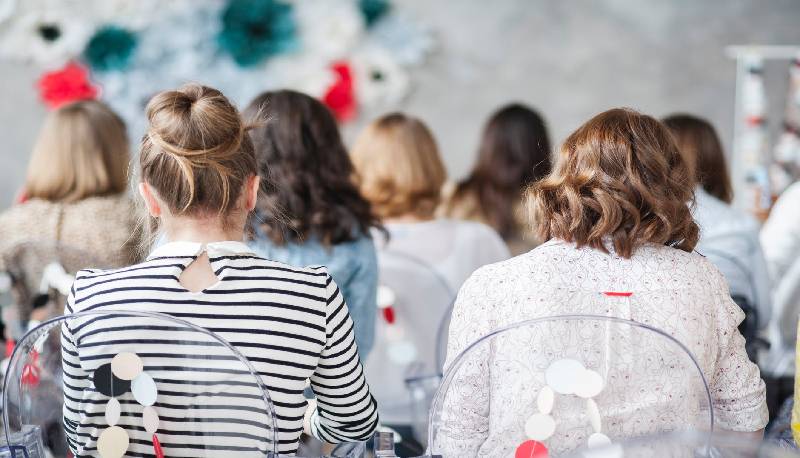 Fondi PNRR per la scuola? Usarli per ridurre le classi pollaio: lo chiedono i prof