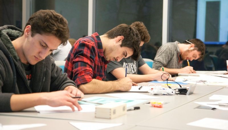 Didattica digitale? Dopo la Dad si torna alle “vecchie abitudini”: prof legati alla tradizione, gli studenti preferiscono la carta
