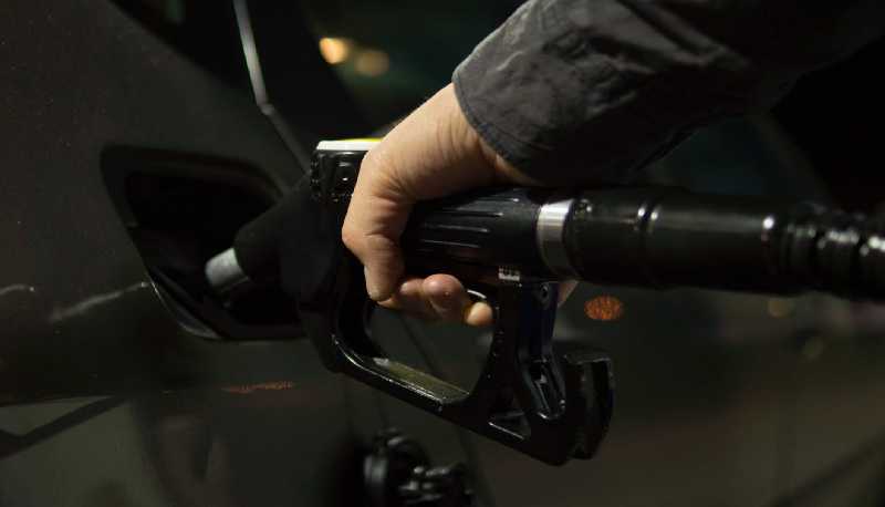 Come risparmiare carburante: 10 consigli per neopatentati