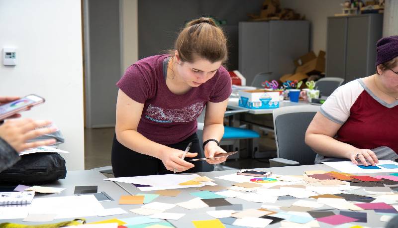 Studentessa precipita da 10 metri mentre è a scuola