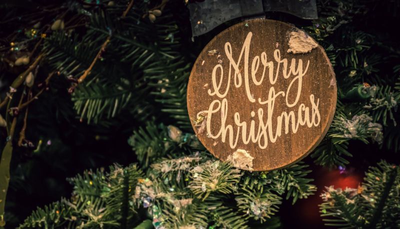 Meglio "Buone Feste" di "Buon Natale": l’Europa detta il galateo degli auguri. Ma poi ci ripensa