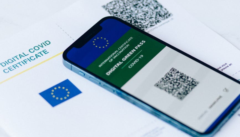 Studente 17enne italiano vendeva falsi green pass online con hacker russi