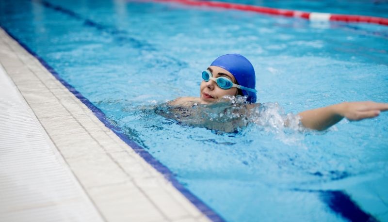 Università, docente fa lezione con cuffia, costume e occhialini da nuoto: sospesa