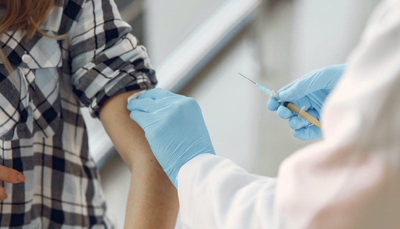 Terza dose vaccino, come funziona e cosa sapere