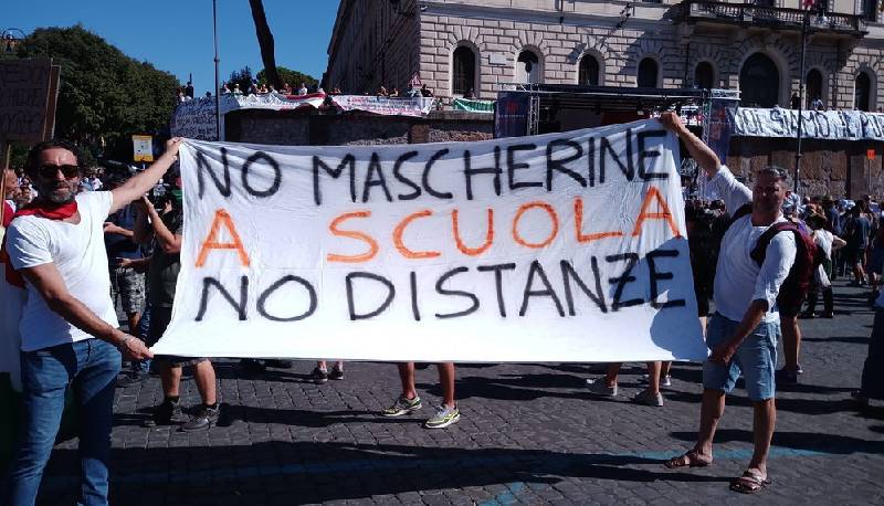 Censis 2021: 3 milioni di italiani negano il Covid, per il 20% il 5g controlla le menti delle persone