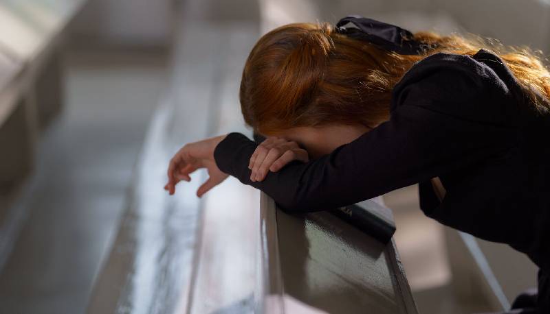 Studentessa tenta il suicidio a scuola: prof eroe la salva