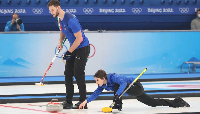 Che cos’è il curling e chi sono Costantini e Mosaner, oro alle Olimpiadi di Pechino