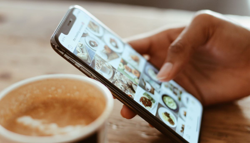 Non solo selfie e reaction: la GenZ usa i social anche per informarsi, fare acquisti e guadagnare. Intelligenza artificiale sorvegliata speciale