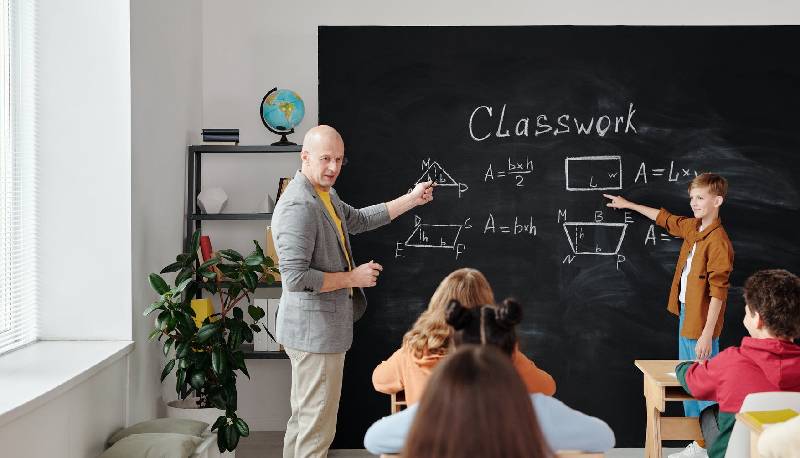Scuola e pandemia, la Dad non è riuscita a “innovare” i docenti: alle superiori, per 9 su 10 lezioni tradizionali anche online
