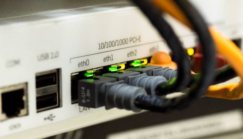 Toglie internet al figlio per punizione: tutto il quartiere rimane senza connessione