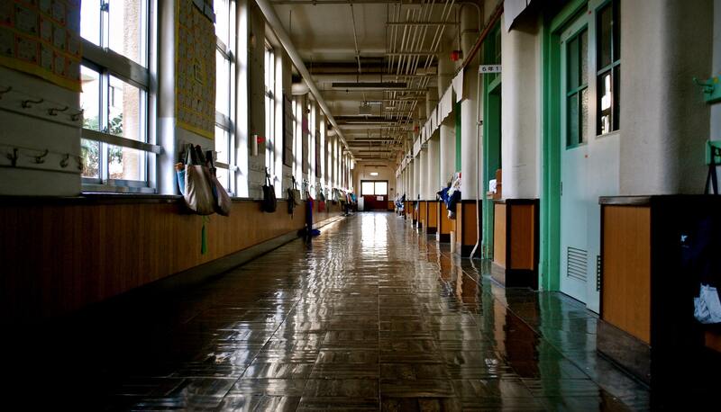 Accoltellato a 15 anni da un compagno di scuola: Bullismo? La preside smentisce