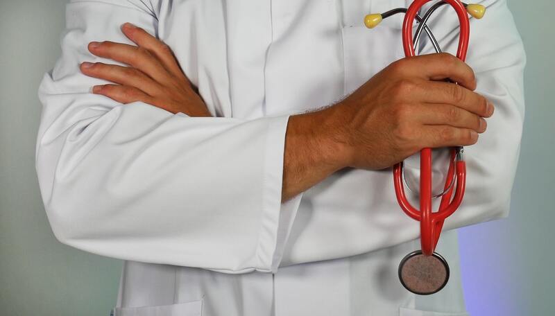 Nuovi test di medicina approvati alla Camera: più posti e meno cultura generale. Dal 2023 saranno online