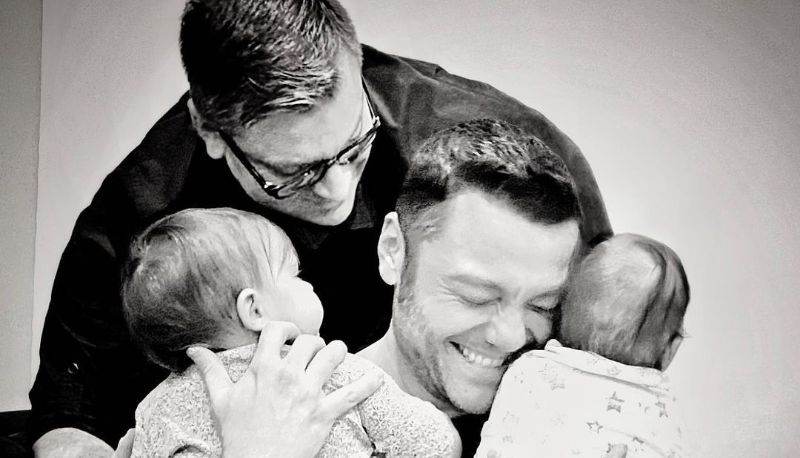 Tiziano Ferro e il marito Victor sono diventati papà di Margherita e Andreas
