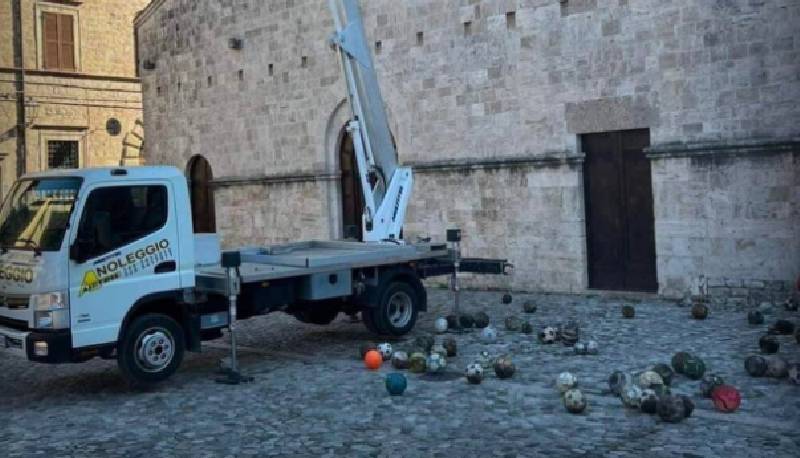 Ristrutturano la chiesa, escono fuori decine di palloni da calcio: la foto diventa virale