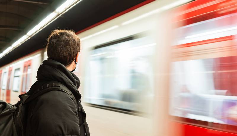 Sale sul tetto del treno per gioco e cade: 15enne in gravi condizioni