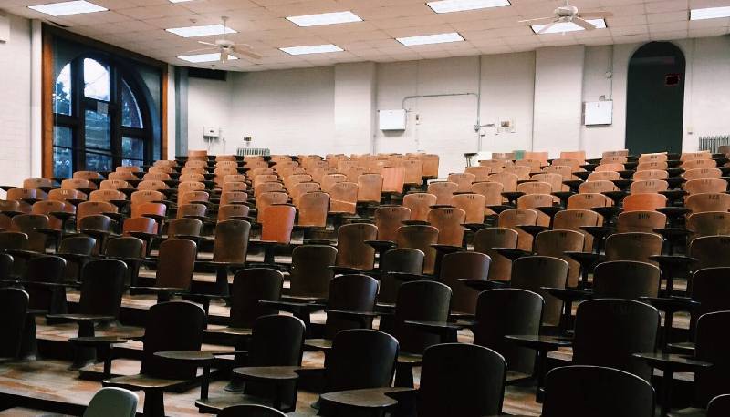 Pagano la vacanza al professore per la promozione agli esami