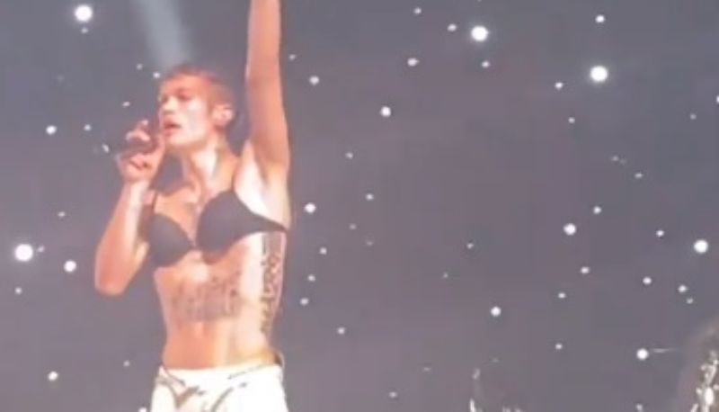 Blanco sul palco in reggiseno: i motivi del gesto
