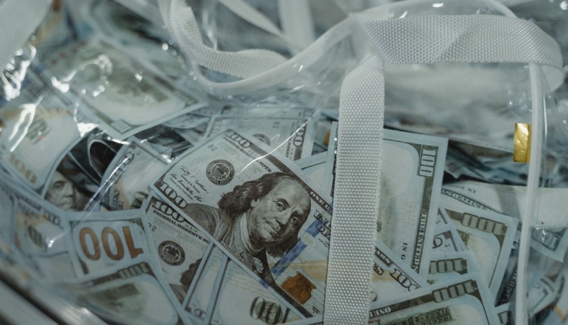 Studentesse trovano una borsa con 2mila euro e la portano alla polizia