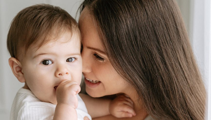 Doppio cognome ai figli: avranno quello del padre e della madre. Ecco cosa cambia