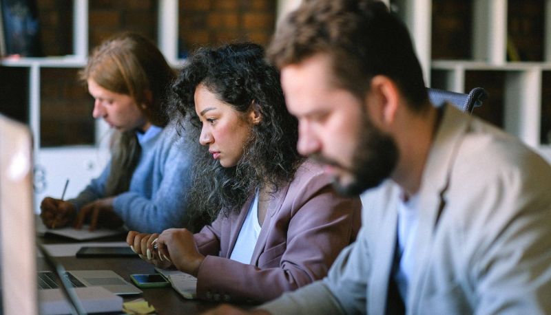 La laurea è efficace per trovare lavoro? Quanti laureati hanno un impiego coerente con gli studi
