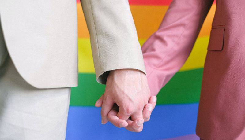A 15 anni costretto a "prove di virilità" dai genitori perché gay