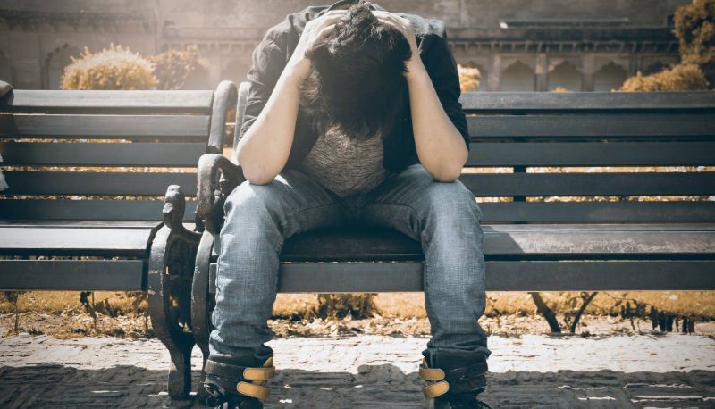 Litiga con i genitori perché gay: tenta il suicidio gettandosi dal sesto piano