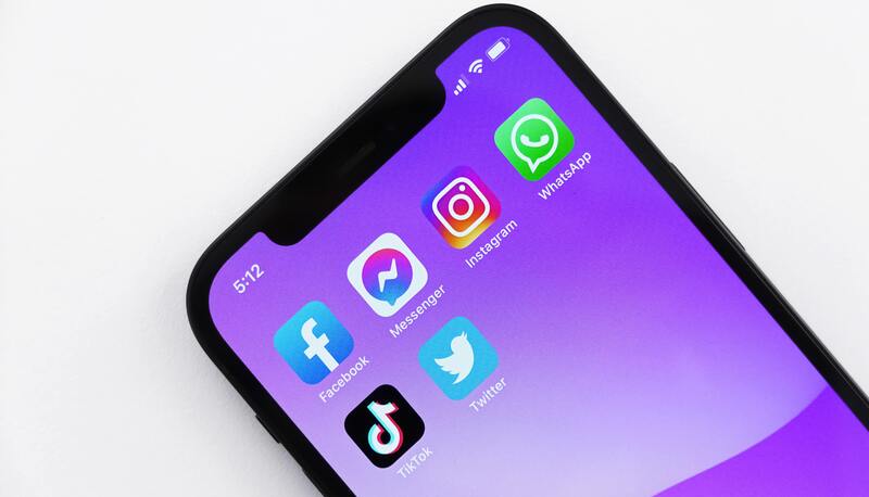 Dare del "bimbominkia" a qualcuno sui social è diffamazione aggravata: lo dice la Cassazione