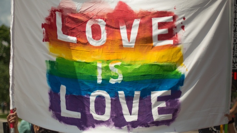 Diritti LGBTQ+, nelle scuole italiane si iniziano a diffondere carriere “alias” e bagni “neutri”
