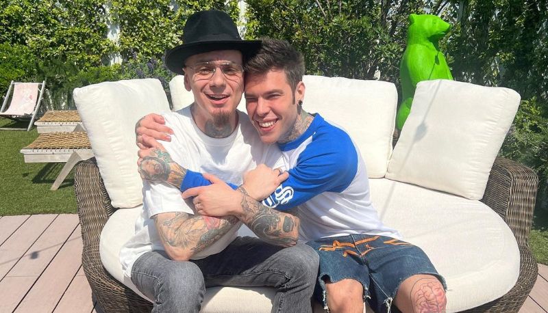 Fedez e J-Ax di nuovo amici: faranno un concerto di beneficenza a Milano. Ma perché avevano litigato?