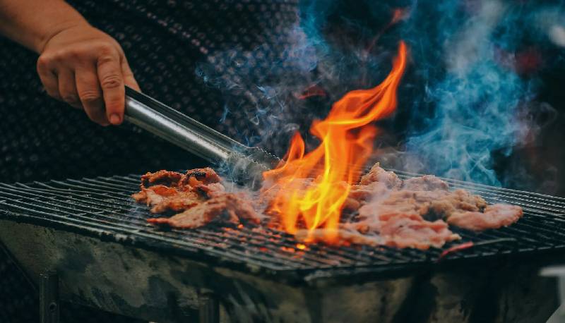 Grigliata, pizza e poi bicarbonato per digerire: gli "esplode" lo stomaco
