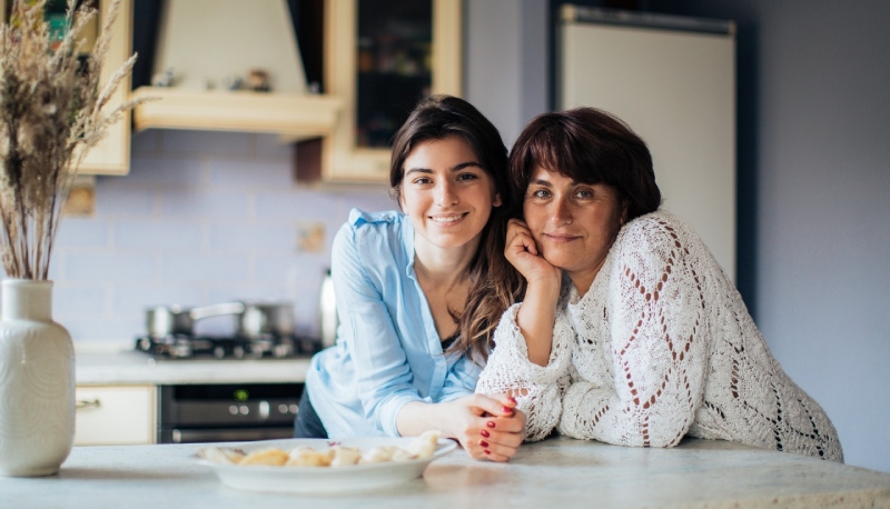 Festa della mamma, per 1 giovane su 3 la pandemia ha rafforzato il rapporto. Per 4 figlie su 5 la mamma è un modello al quale ispirarsi