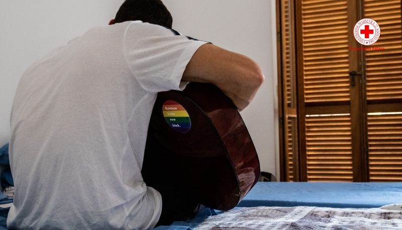 La storia di J, picchiato in famiglia e molestato a scuola perché gay: “Da quando ho fatto coming out è iniziato l’incubo”