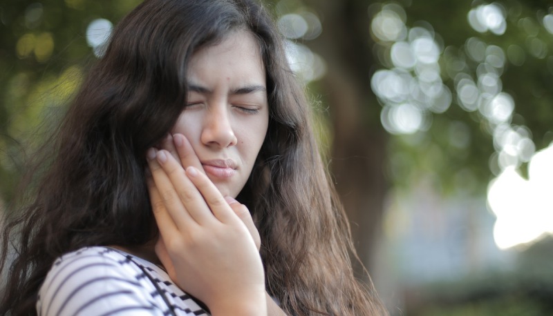 Stress da esame, ecco che arrivano le afte: come trattarle e smettere di soffrire