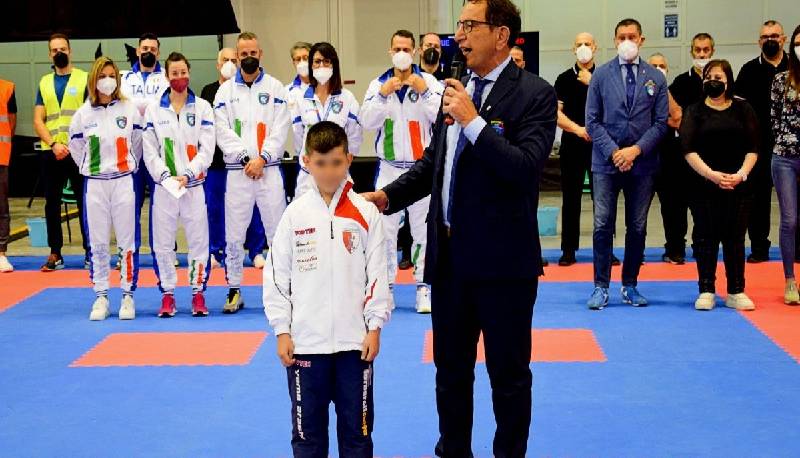 A 10 anni rifiuta la medaglia a tavolino contro l’avversario bloccato nel traffico. Poi vince