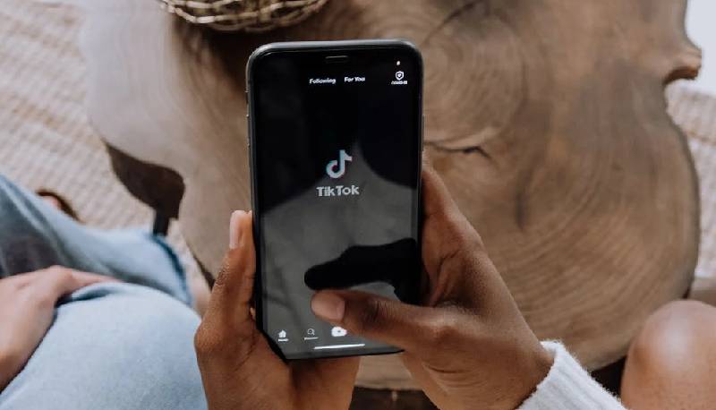 Parlare in corsivo su TikTok: cosa vuol dire e com’è nato il trend